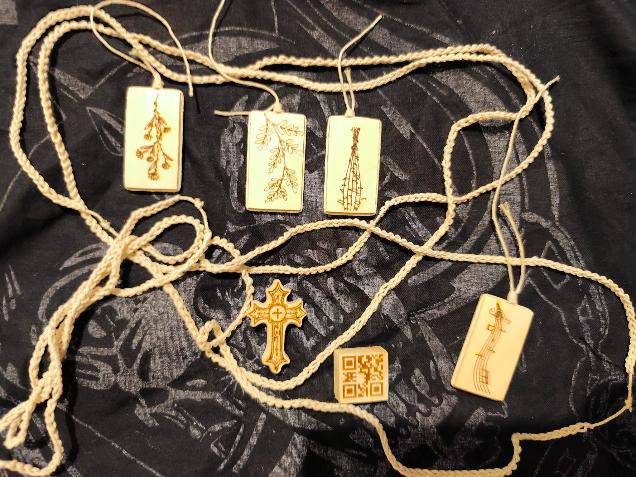 Lasergraverade trähängen